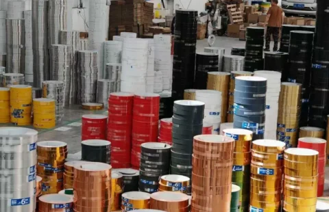 tira metálica dorada para señalización