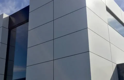 Instalación de paneles ACP para revestimiento de fachadas