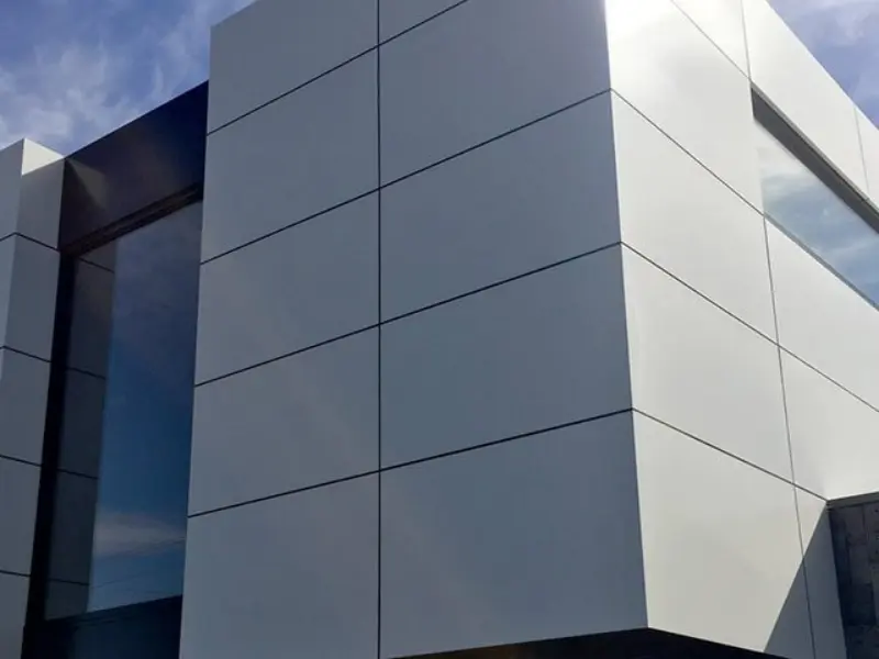 Instalación de paneles ACP para revestimiento de fachadas