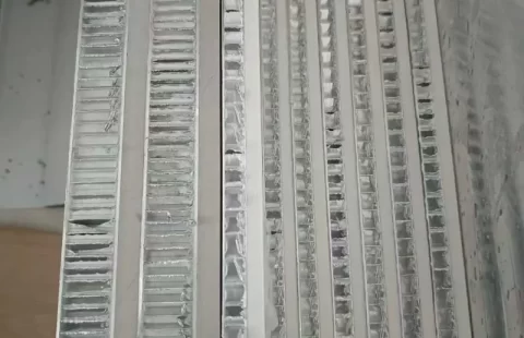 ¿Por qué se deslamina el núcleo de nido de abeja de aluminio?